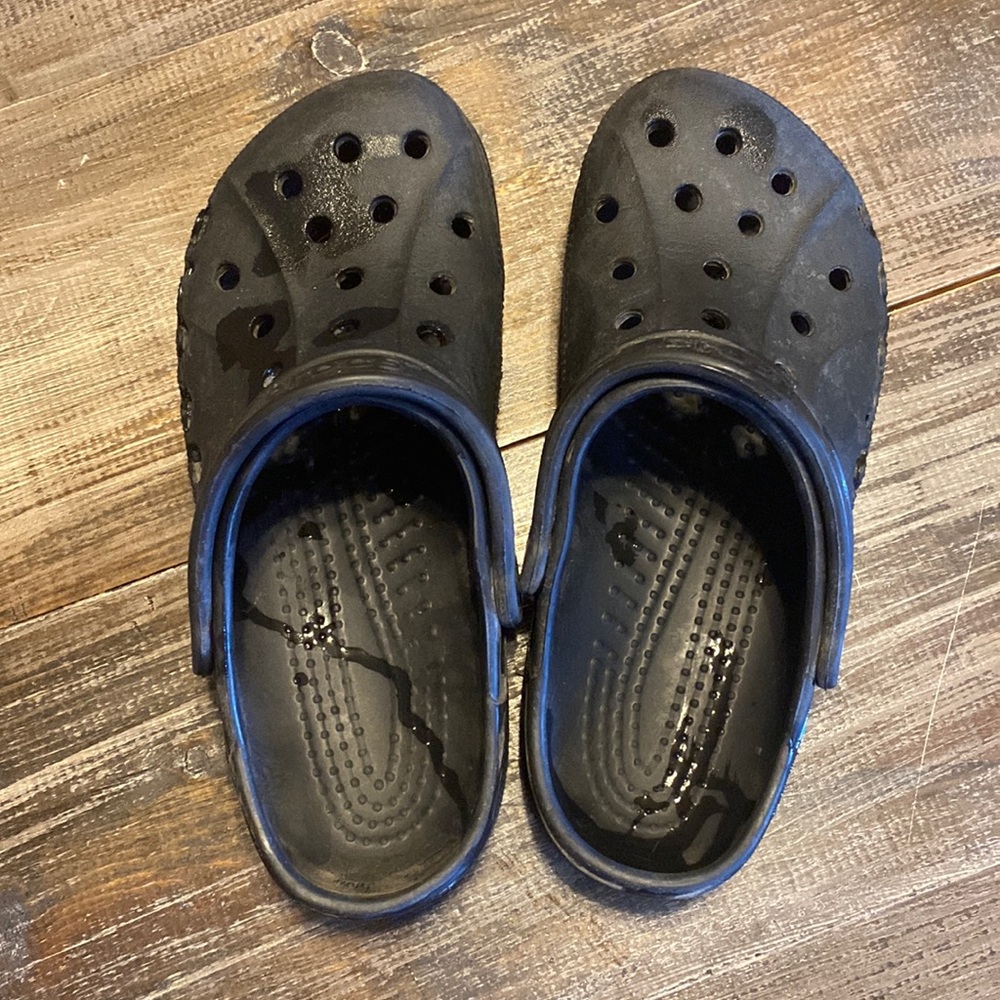 Black crocs